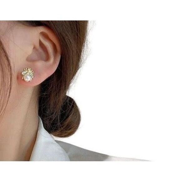 Bee Earrings bee Pearl stud Earrings - Picture 1 of 5